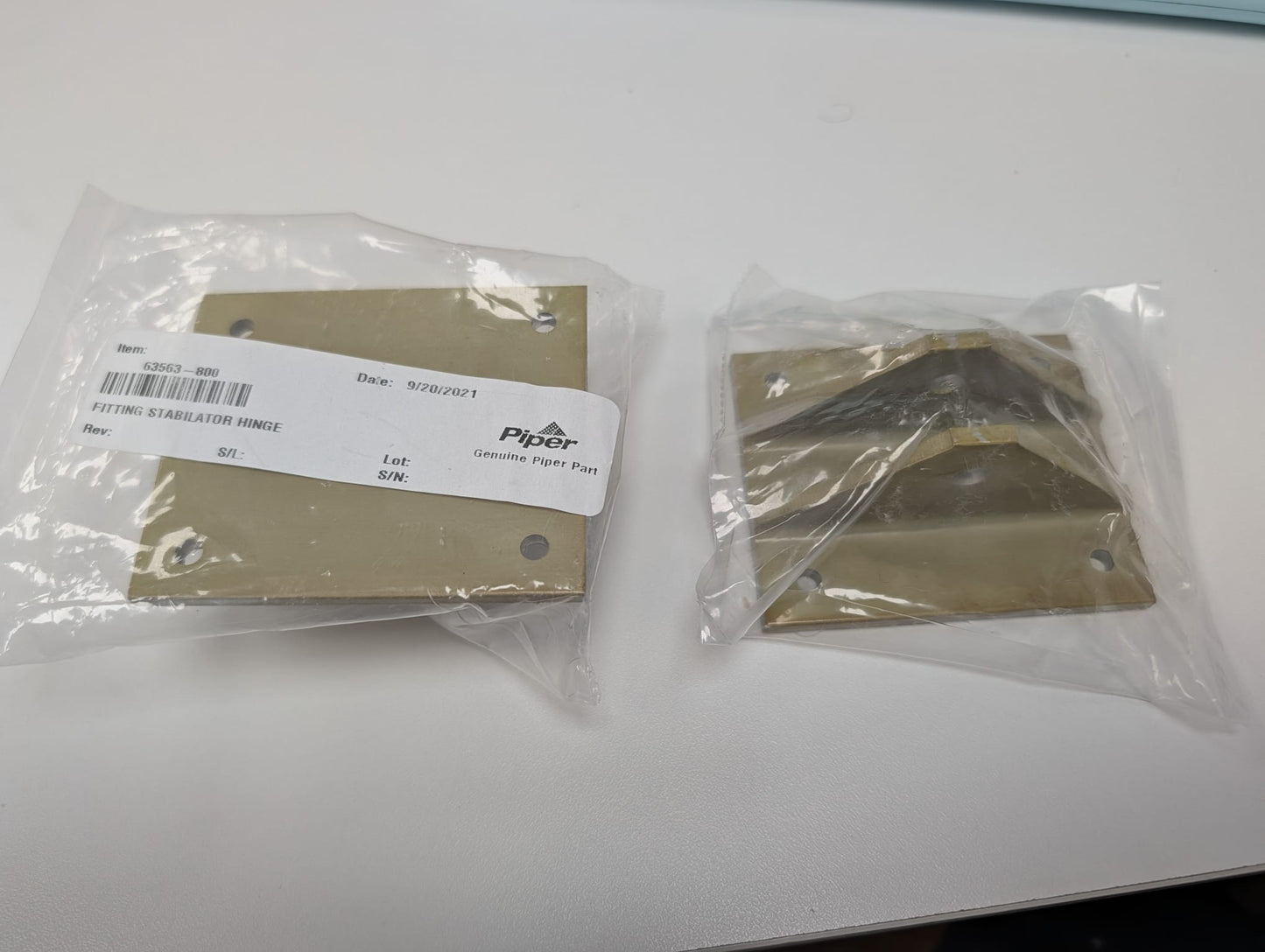 63563-800 FITTING STABILATOR HINGE (2 PCS)